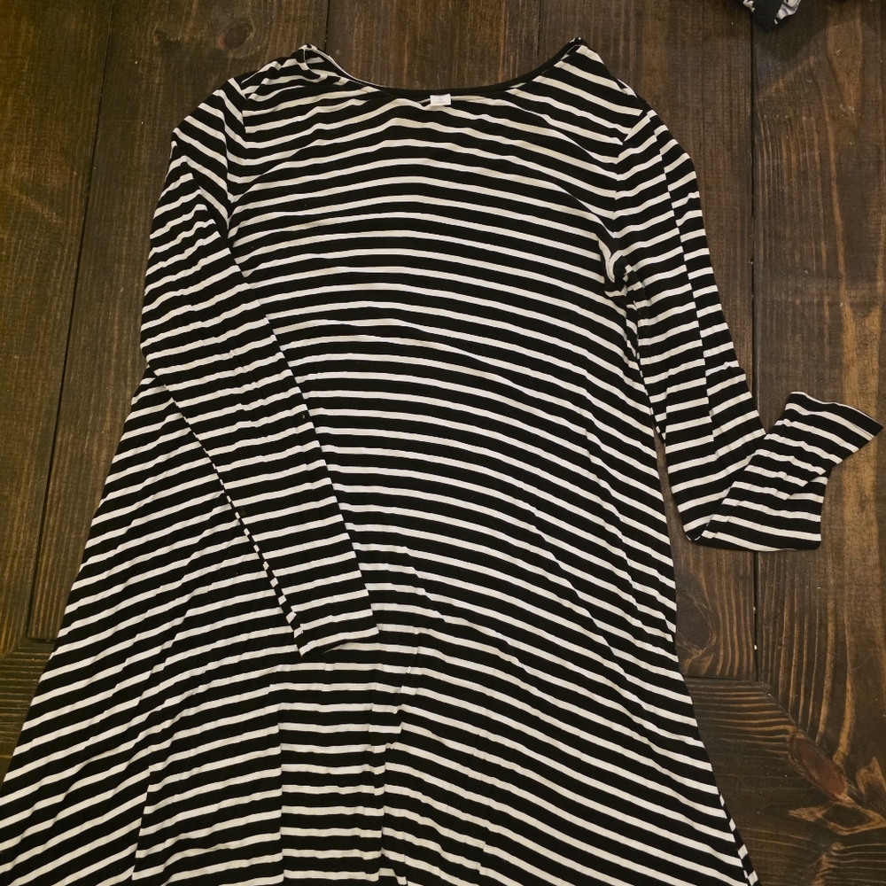 Oldnavy XL Black and White Striped Long Sleeve Dress